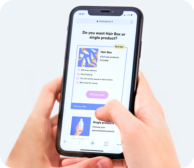 Mani che compilano l’Hair Profile Shampora dallo smartphone
