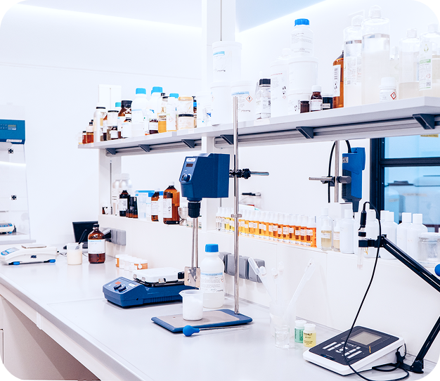 Tecnica di laboratorio Shampora che controlla una formula appena preparata