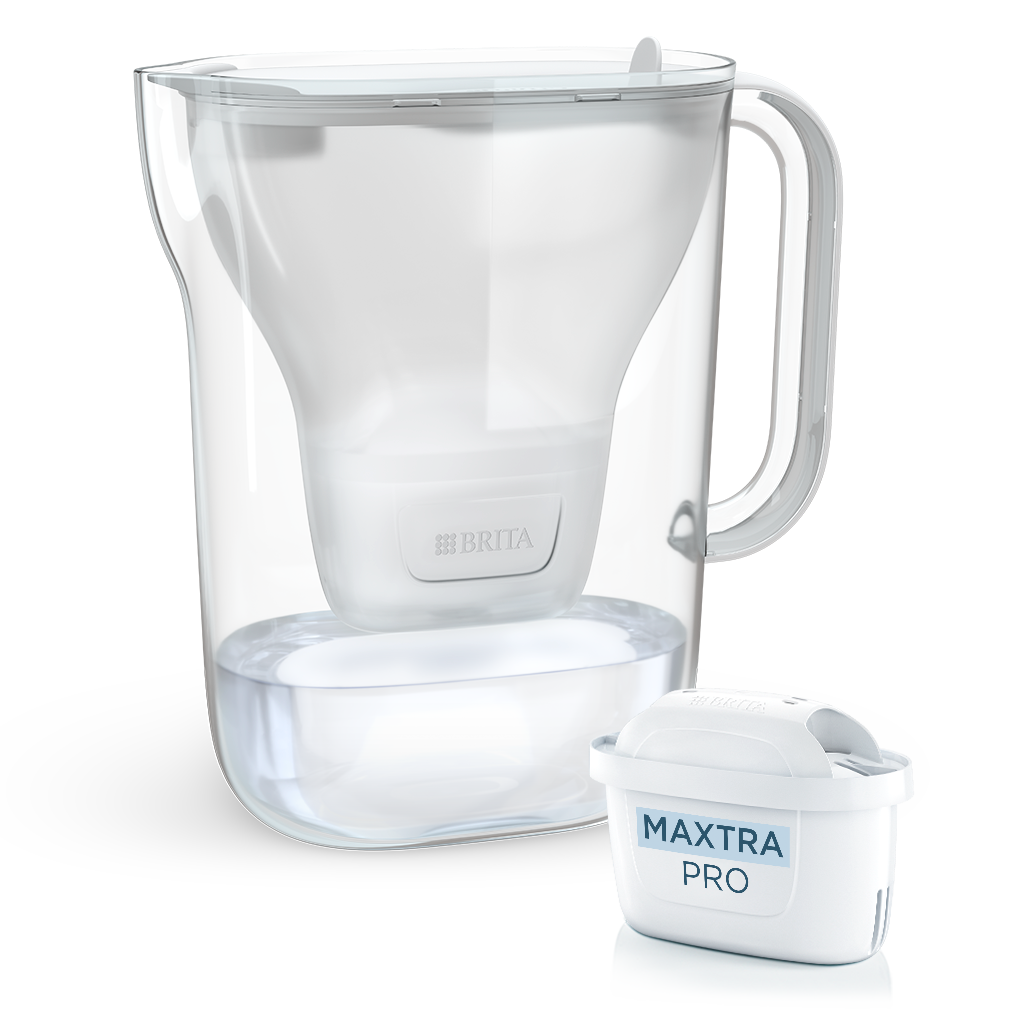 Caraffa BRITA bianca accanto alla cartuccia MAXTRA PRO inclusa nella confezione